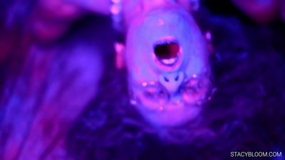 התינוקת מאוננת במצלמה ומביאה את עצמה לאורגזמה.